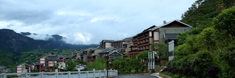 3，左侧是大峡谷，右侧是度假小镇